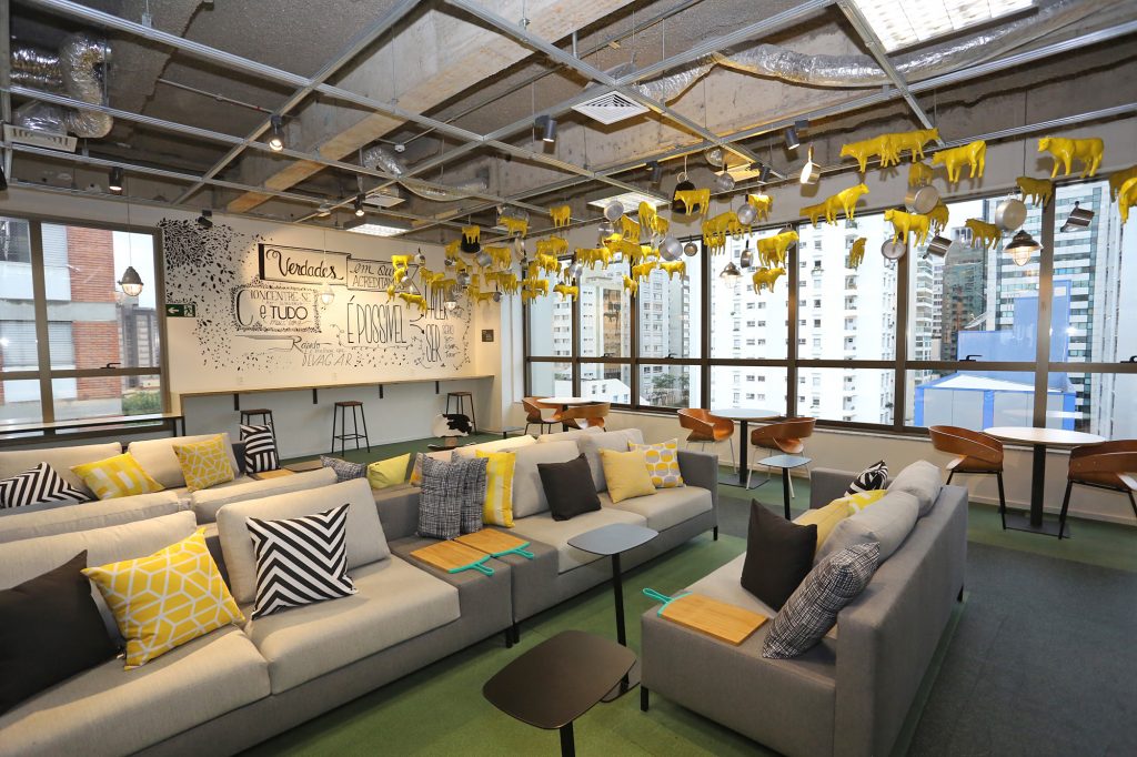 Espaço para os colaboradores poderem trabalhar no sofá. A decoração e as frases inspiradoras fazem uma bela decoração. (Divulgação/Internet)