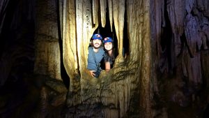 Pausa para foto dentro da Caverna de Santana (Divulgação / La Viagem)