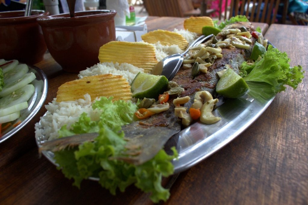 Nós recomendamos a Anchova com Champignons no Quiosque do Alemão na praia dos Castelhanos em Ilhabela. (Foto: La Viagem)