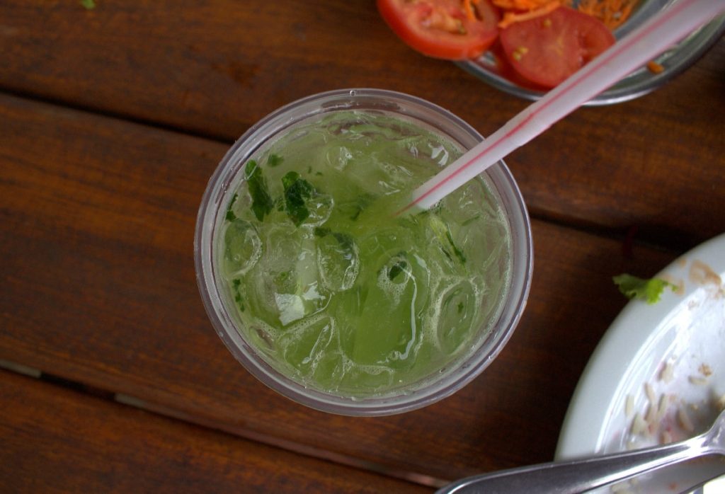 A caipirinha de Folha de Mexerica é um dos princípais drinques do Quiosque do Alemão na praia dos Castelhanos em Ilhabela. (Foto: La Viagem)
