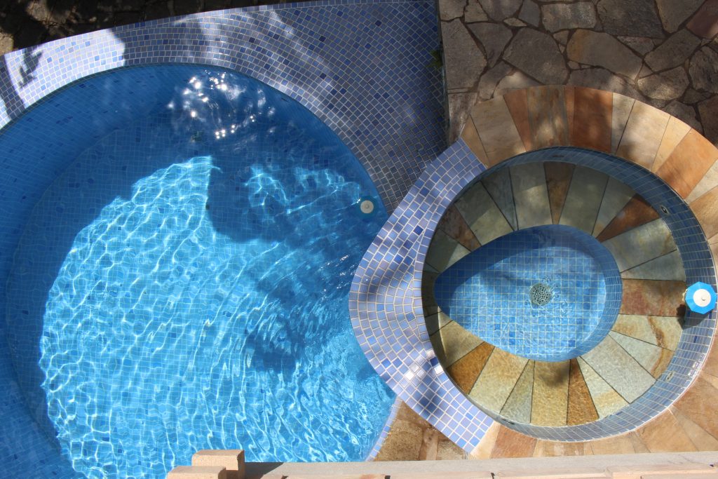 Piscina com vista para os jardins. Uma das piscinas tem profundidade menor que a outra. (Divulgação / Laviagem)
