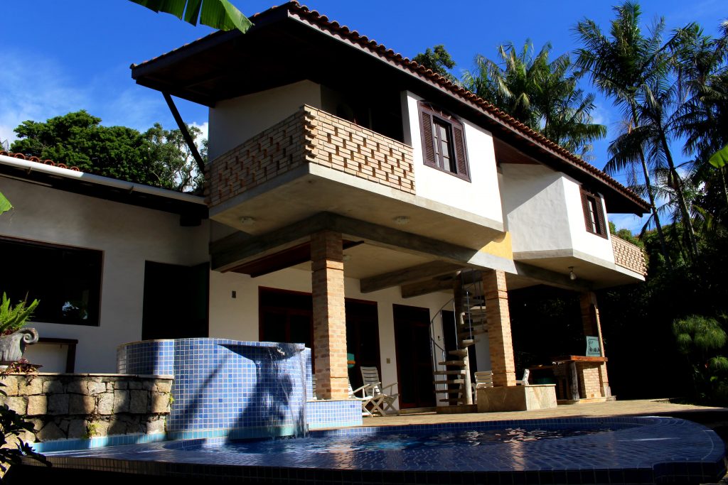 Fachada da casa localizada na praia do Curral, em Ilhabela, litoral norte de São Paulo (Divulgação/La Viagem)