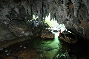 Entrada da Caverna Água Suja já mostra que o percurso é com aventura (Divulgação / Internet)