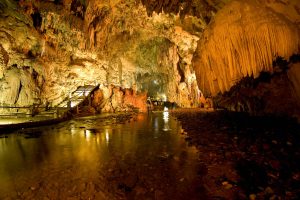 A famosa arquitetura de espeleotemas da Caverna do Diabo, em Eldorado, no Vale do Ribeira (Divulgação / Internet)