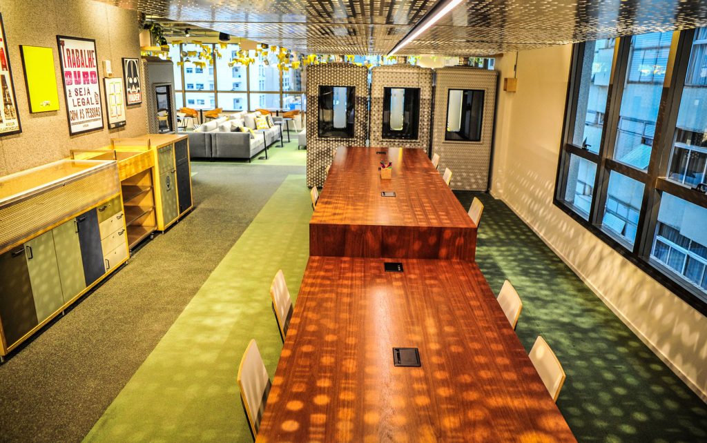 Área de coworking e cabines para trabalhar mais concentrado dentro do Google Campus São Paulo. (Divulgação/Internet)