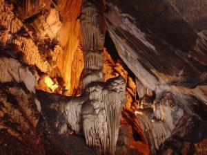Os belíssimos espeleotemas da Caverna de Santana, em Petar, no Vale do Ribeira (Divulgação / Internet)