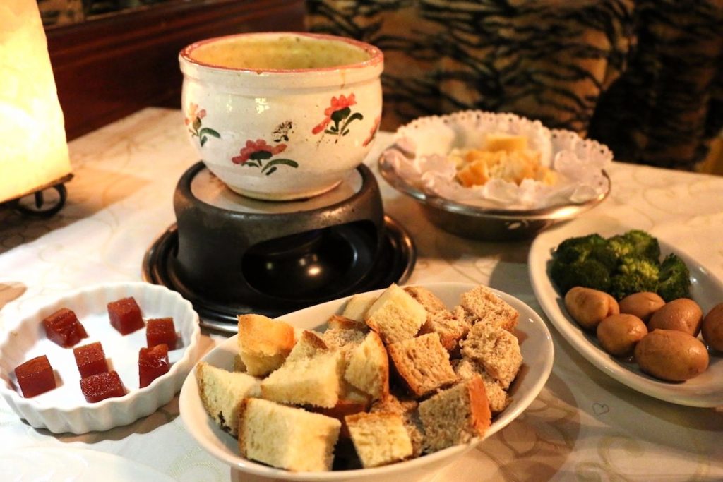 Os deliciosos acompanhamentos do Chateau de la Fondue para a sequência salgada. (Divulgação/Internet)