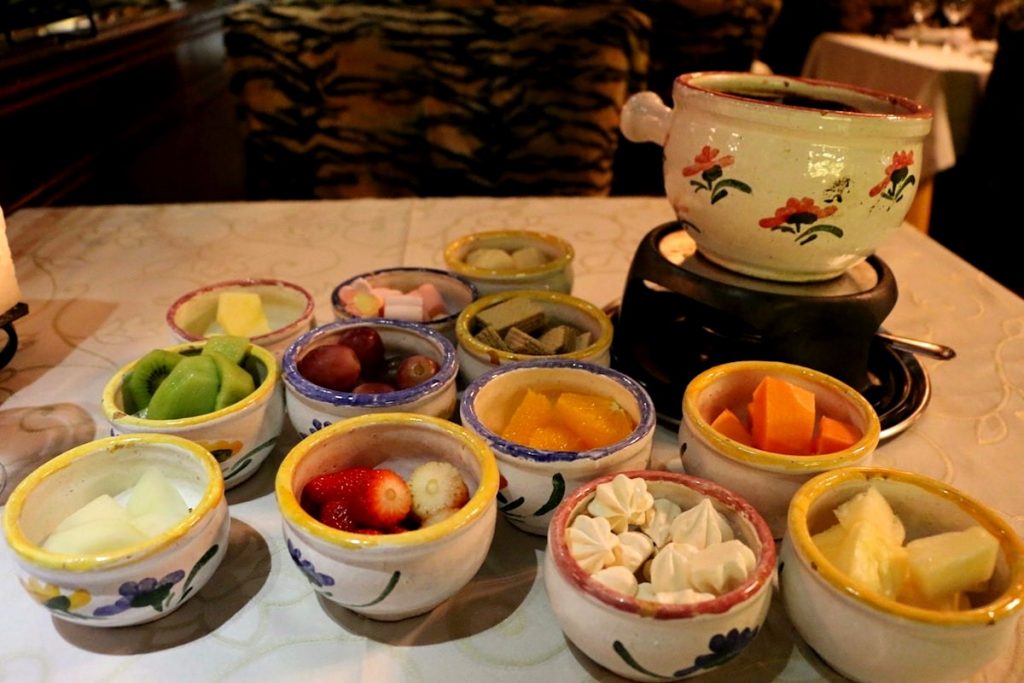 Os deliciosos acompanhamentos do Chateau de la Fondue para a sequência doce. (Divulgação/Internet)