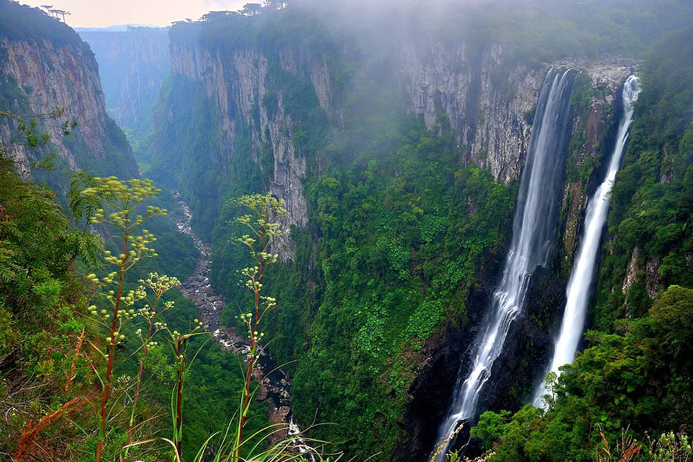 Paisagem deslumbrante da Cachoeira da Noiva e Itaibezinho, em Cambará do Sul. (Divulgação/Internet)