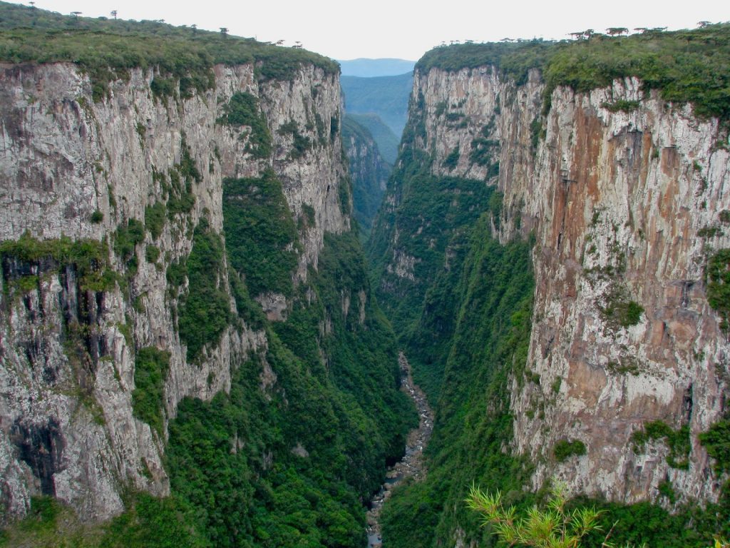 O Cânion Itaimbezinho é um dos principais atrativos de Cambará do Sul, em Rio Grande do Sul. (Divulgação/Internet)