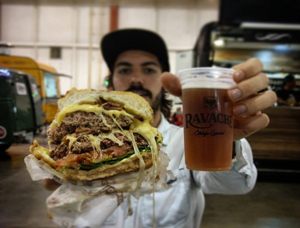 Durante nossa visita ao Gold Beer Truck na cidade de Santos, pudemos apreciar o chopp IPA da cervejaria Ravache, acompanhado do Caribe Burguer do Pirata Food Truck. (Foto: La Viagem)