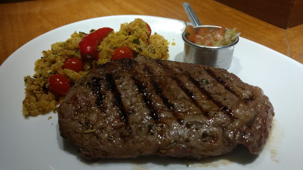 Prime Rib acompanhada de farofa e vinagrete, um dos pratos do The Five's, na cidade do Guarujá (Divulgação/La Viagem)