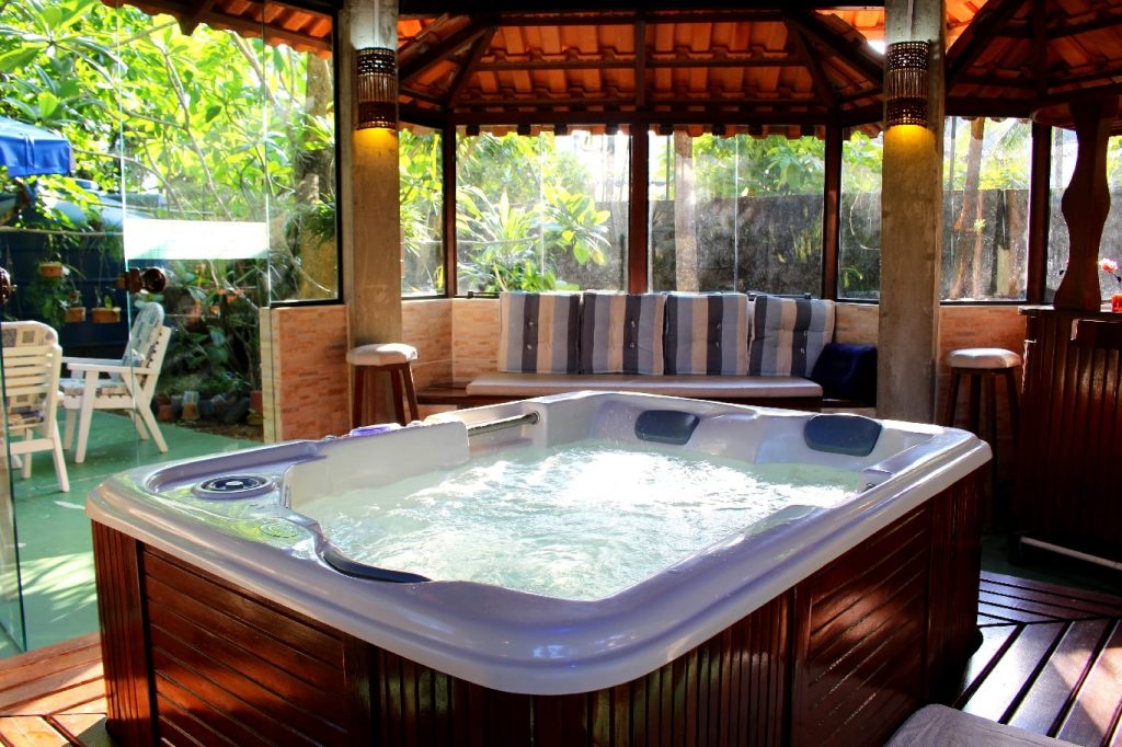 A Hidromassagem está inclusa no SPA da Pousada Canto do Mar para os hóspedes desfrutarem de horas relaxantes. (Divulgação/La Viagem)