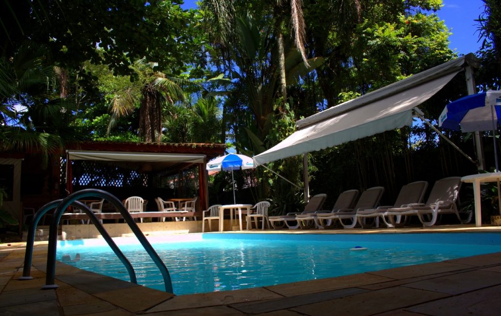 A piscina da Pousada Canto do Mar é imersa na variedade de plantas e árvores. (Divulgação/La Viagem)