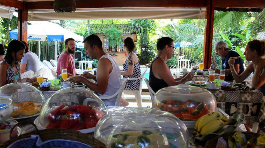 O delicioso café da manhã é realizado no deck da piscina da Pousada Canto do Mar. (Divulgação/La Viagem)
