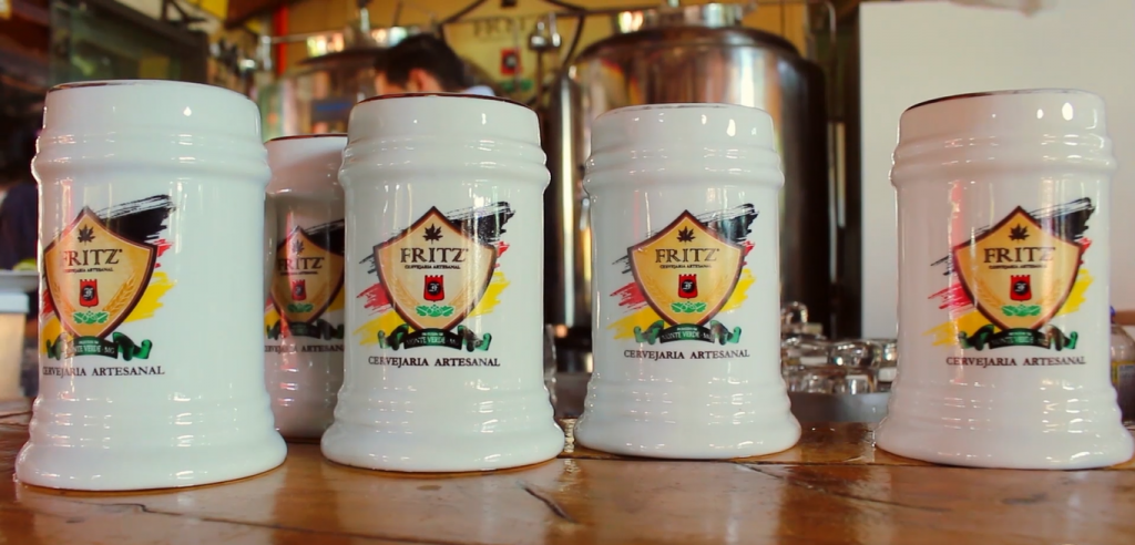 Copinhos personalizados da Cervejaria Fritz, em Monte Verde. (Divulgação: La Viagem)