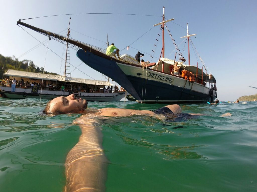 Navegando pelas lindas ilhas e praias da Baía de Paraty, o passeio de escuna é um dos programas que indicamos. (Foto: Thiago Tucunduva)