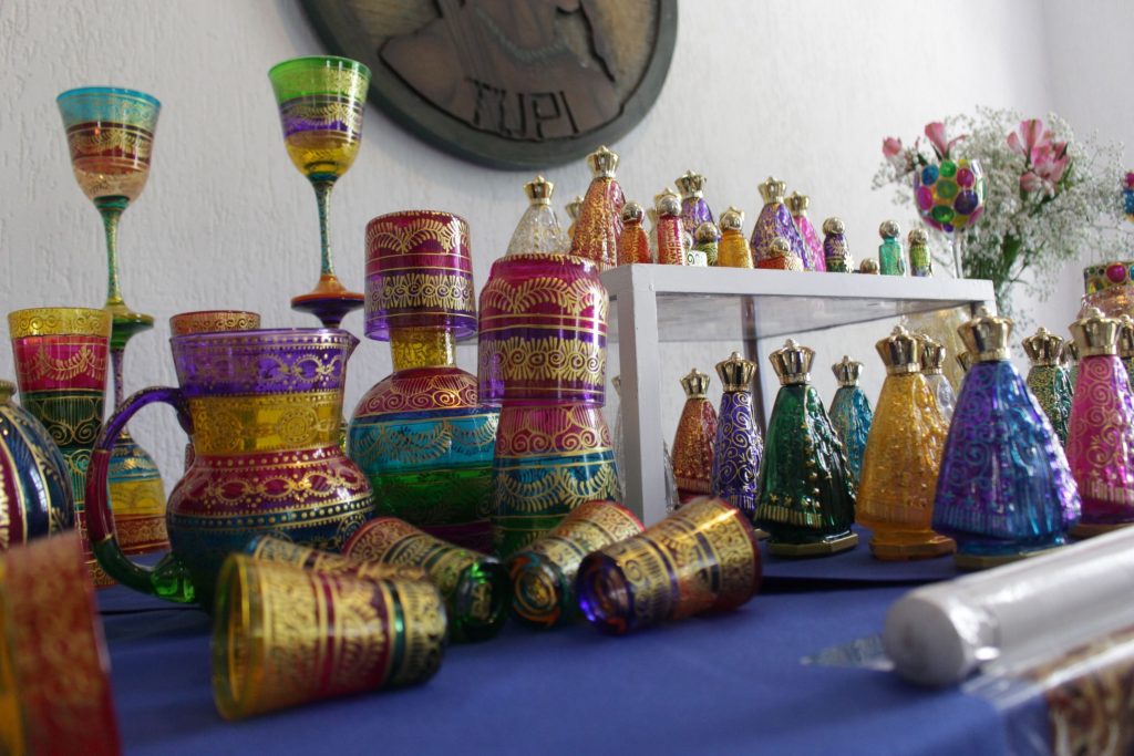 As peças pintadas a mão da Arte Salles para exposição do evento. (Foto: La Viagem)