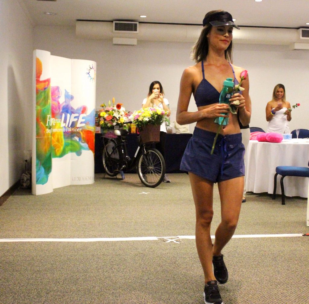 O desfile da Track&Field contou com a participação de pessoas que apoiam o Outubro Rosa no evento Fashionforlife. (Foto: La Viagem)