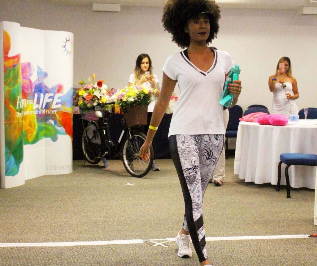 O desfile da Track&Field contou com a participação de pessoas que apoiam o Outubro Rosa no evento Fashionforlife. (Foto: La Viagem)