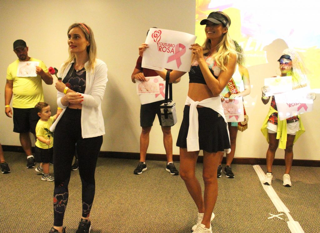 O desfile da Track&Field contou com a participação de pessoas que apoiam o Outubro Rosa no evento Fashionforlife. (Foto: La Viagem)