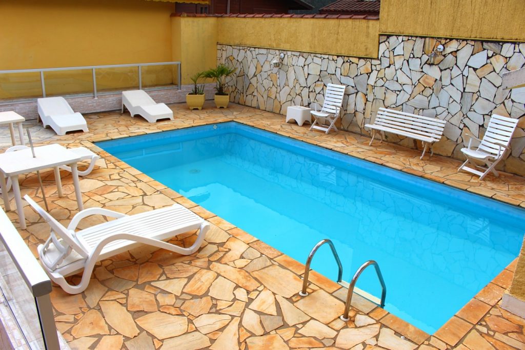 A área de lazer da Pousada Bela Vista proporciona piscina. (Foto La Viagem)