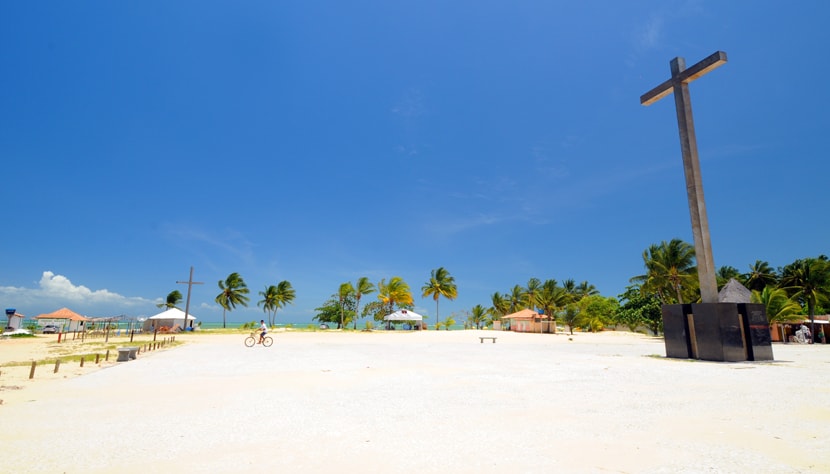 Santa Cruz Cabrália preserva praias desertas e um mae azul. (Divulgação: Internet)