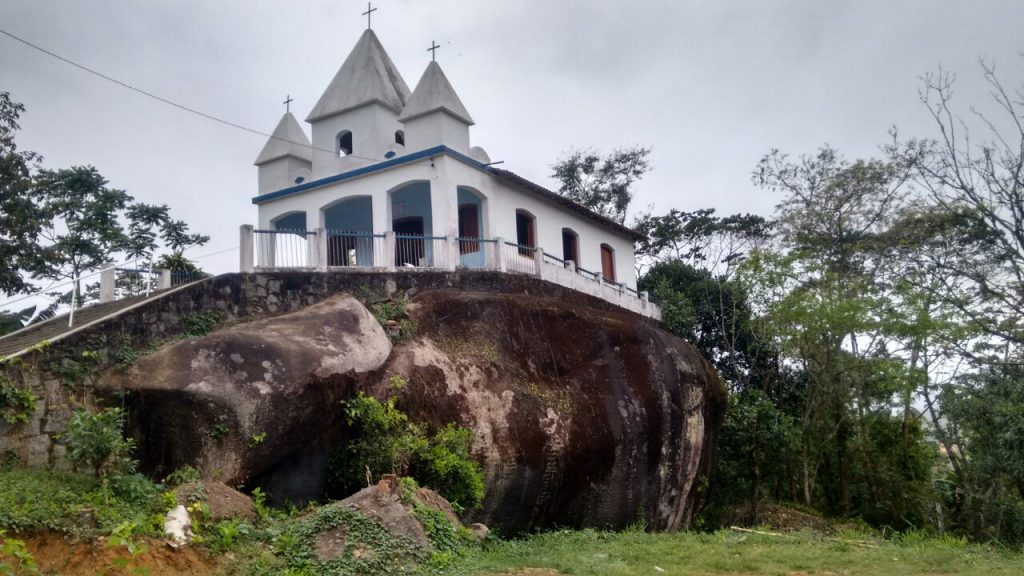 Uma Igreja construída em cima de uma pedra pode ser visitada perto do Poço do Tarzan e da Cachoeira do Tobogã. (Foto: Thiago Tucunduva)