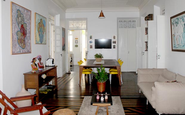 A sala do hostel traz toda a comodidade e decoração para o hóspede se sentir em casa. (Divulgação: Porto das Palmeiras Hostel)