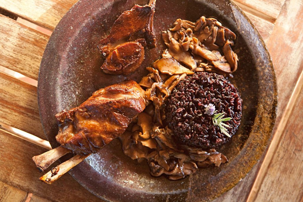 O Festival do Cordeiro, na cidade de Cunha, atrai os fã da suculenta carne, servida em forma de carré, paleta, pernil, picanha. (Divulgação/Internet)
