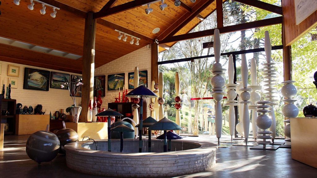 A arquitetura da galeria Unger's Pottery House mescla natureza e sofisticação. (Foto: La Viagem)