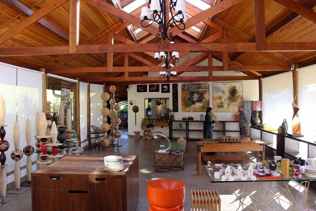 Vários objetos decorativos e utilitários estão à venda na galeria Unger's Potte House. (Foto La Viagem)