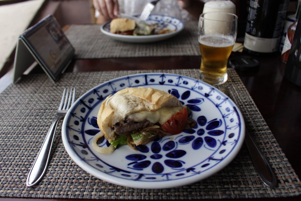 O Pão no Prego é uma das opções que você encontra na Tasca da Quinta do Olivardo, em São Roque. (Foto: La Viagem)