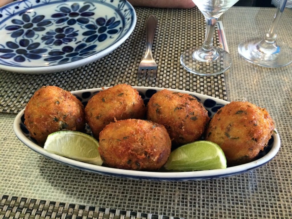 O Bolinho de bacalhau é uma ótima pedida para degustar a cultura portuguesa na Quinta do Olivardo, em São Roque. (Foto: La Viagem)