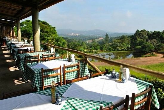 A encantadora vista para quem almoça na Quinta do Olivardo, em São Roque. (Divulgação: Internet)